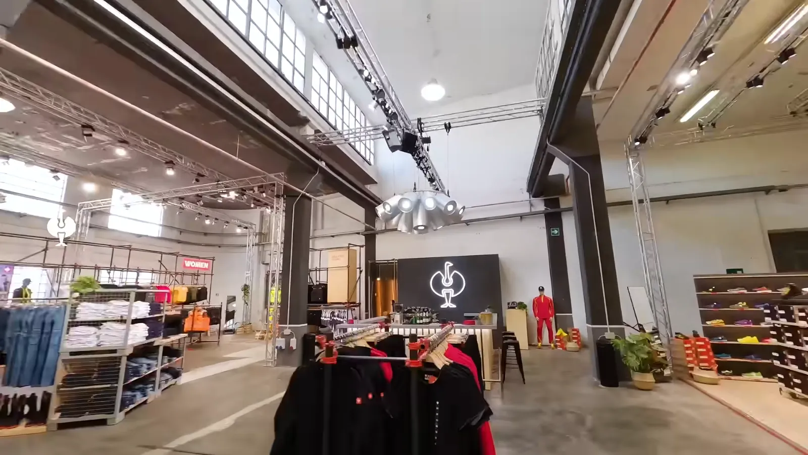Still 5 aus Strauss Pop-up Store Bergamo